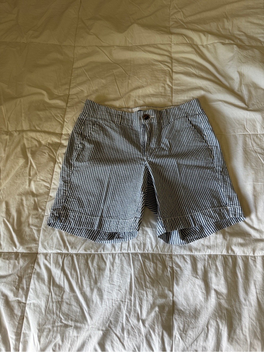 Old Navy Everyday Shorts Size 0 Mid-Rise Blue White Seersucker Striped 5” Inseam